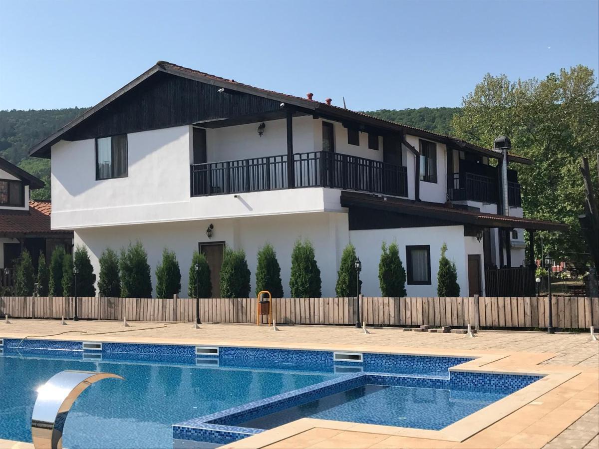 Guest House Bukor Shtepi Mandrica Екстериор снимка